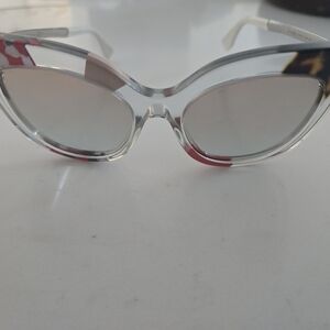 Stylish Cat-Eye Sunglasses - Silver Frame